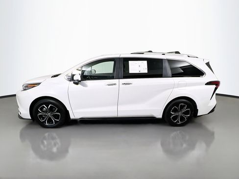 Used 2025 Toyota Sienna Platinum AWD/4WD image 9
