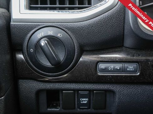 Used 2017 Nissan Titan SV RWD image 21