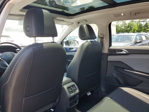 Certified 2023 Volkswagen Taos SE w/ Panoramic Sunroof Package FWD image 11