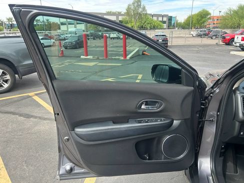 Used 2018 Honda HR-V EX image 9