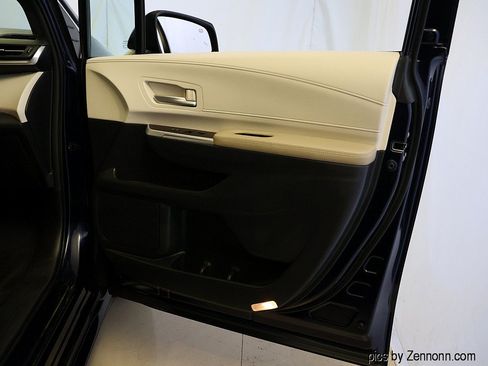 Used 2022 Toyota Sienna XLE FWD image 30