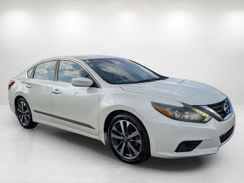 Used 2016 Nissan Altima 2.5 SR w/ LED Appearance Package image 3