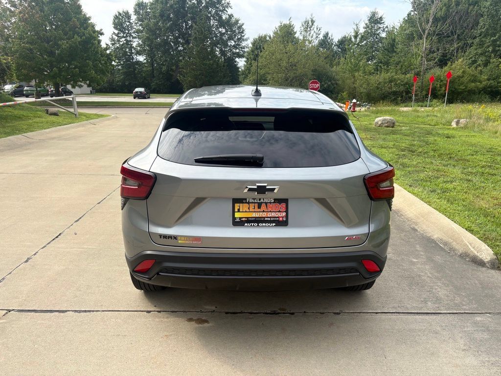 Used 2025 Chevrolet Trax RS w/ Sunroof Package FWD image 8
