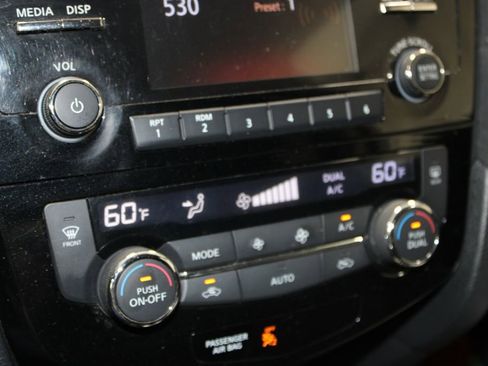 Used 2017 Nissan Rogue SV FWD image 25