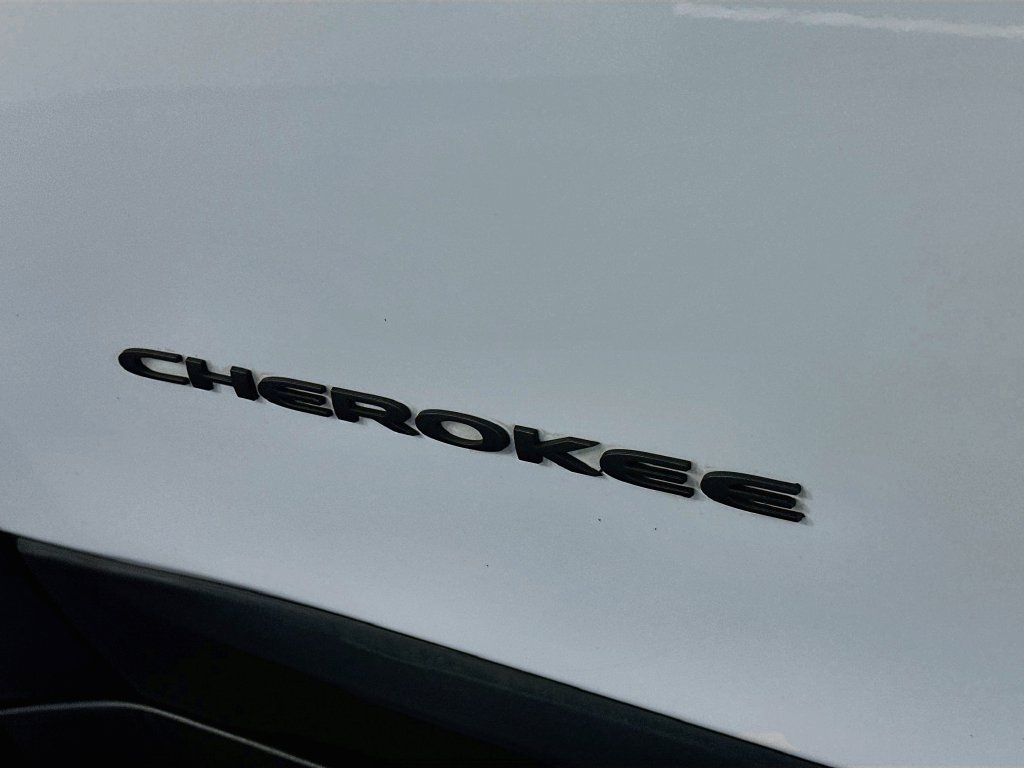 Used 2018 Jeep Cherokee Trailhawk AWD/4WD image 26
