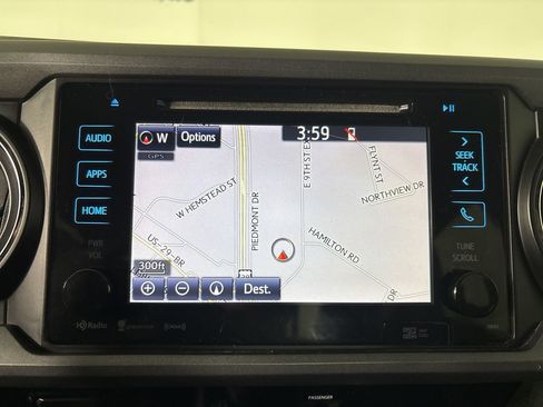 Used 2016 Toyota Tacoma TRD Sport image 19