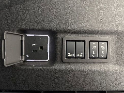 Used 2024 Chevrolet Suburban Premier image 32