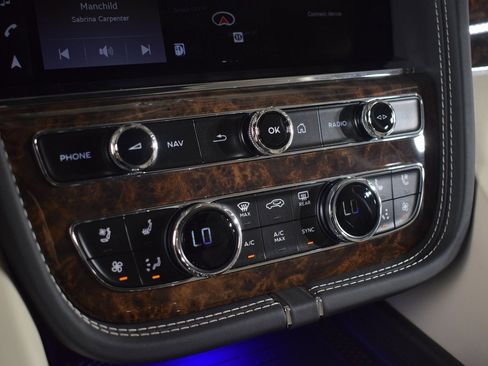 New 2025 Bentley Bentayga image 35