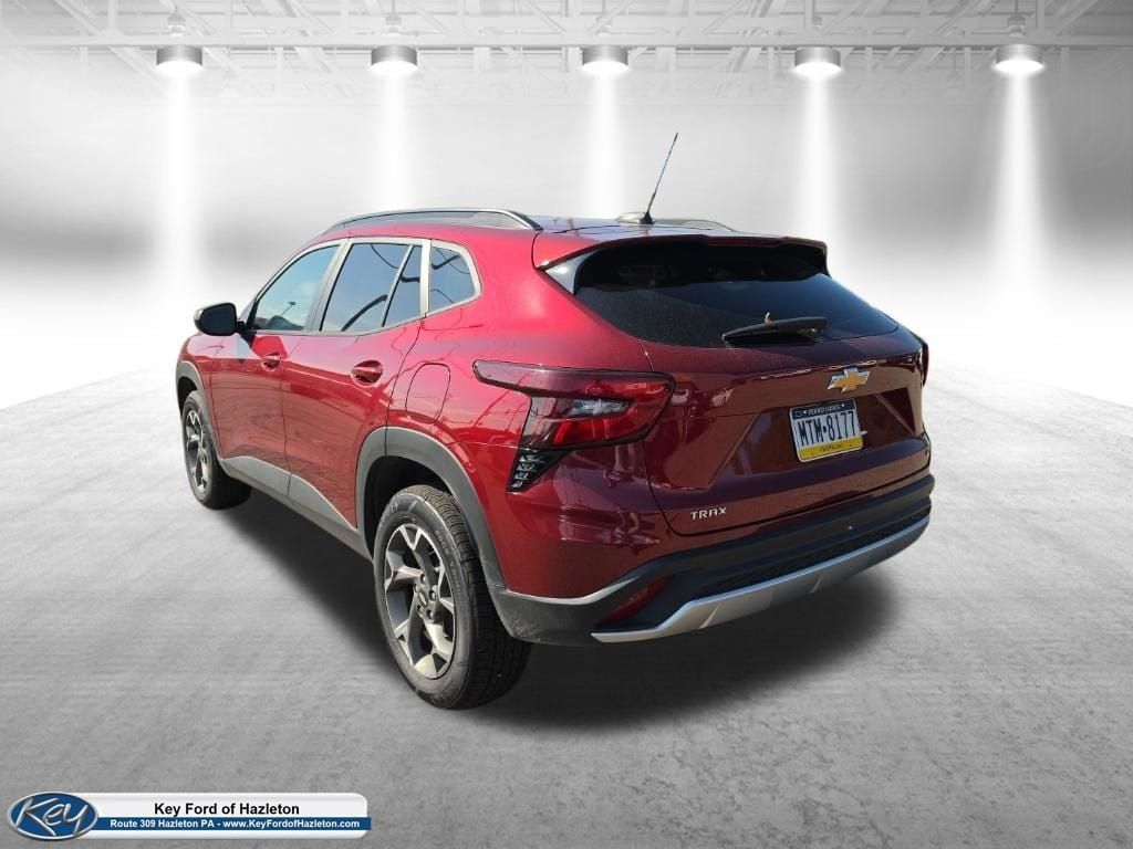 Used 2025 Chevrolet Trax LT FWD image 8