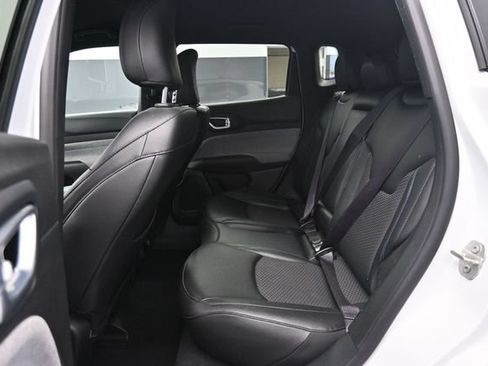 Used 2024 Jeep Compass Latitude AWD/4WD image 11