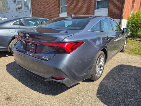 Used 2021 Toyota Avalon XLE w/ Moonroof Package image 2