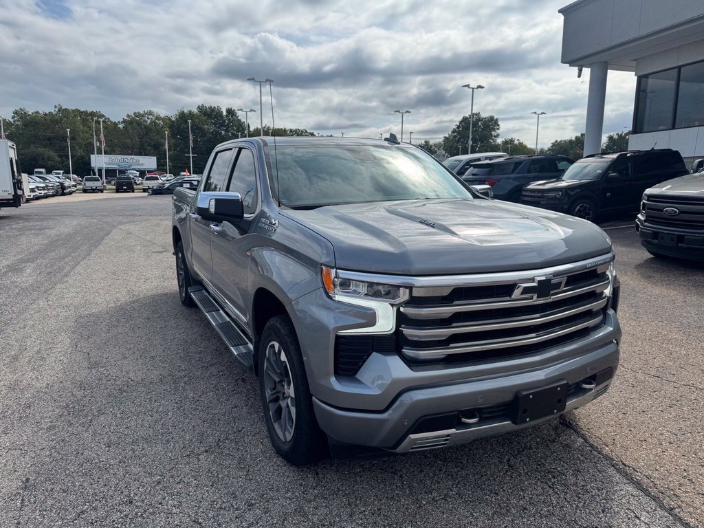 Used 2025 Chevrolet Silverado 1500 High Country w/ Technology Package AWD/4WD image 1