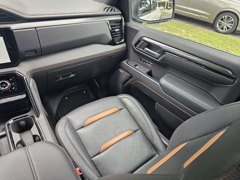Used 2023 GMC Sierra 1500 AT4 w/ AT4 Premium Package AWD/4WD image 17