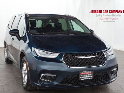Used 2023 Chrysler Pacifica Touring-L FWD image 1