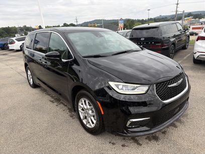 Used 2025 Chrysler Pacifica Select