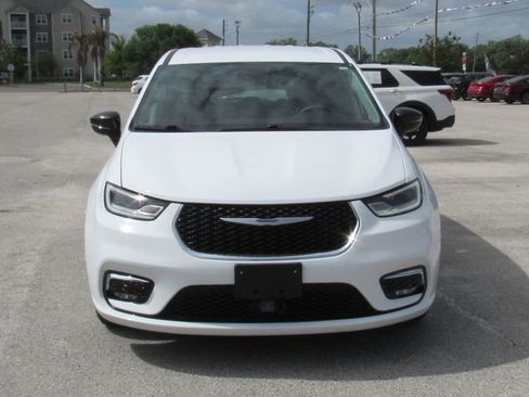 Used 2024 Chrysler Pacifica Touring-L FWD image 8