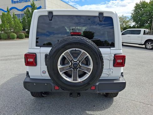 Used 2018 Jeep Wrangler Unlimited Sahara AWD/4WD image 5
