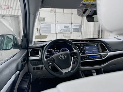 Used 2019 Toyota Highlander XLE AWD/4WD image 17