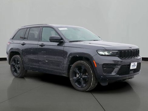 Used 2024 Jeep Grand Cherokee Altitude image 4