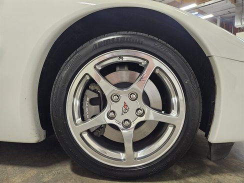 Used 2004 Chevrolet Corvette Coupe w/ Roof Package RWD image 20