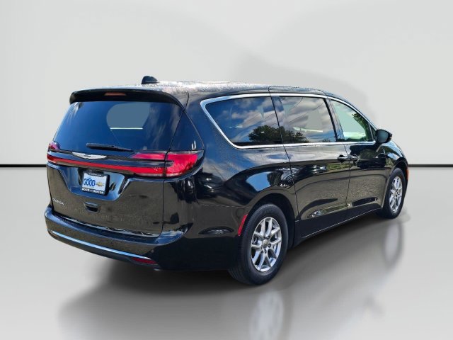 Used 2024 Chrysler Pacifica Touring-L FWD image 5