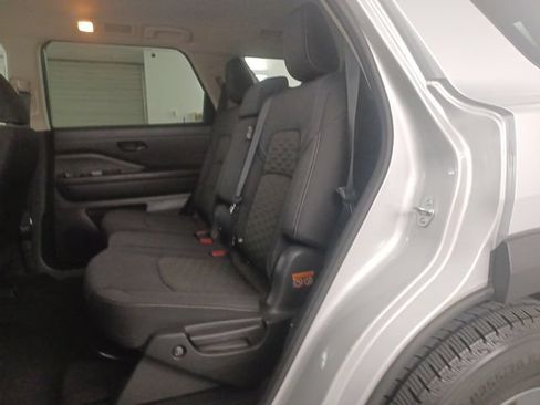 Used 2024 Nissan Pathfinder SV FWD image 11