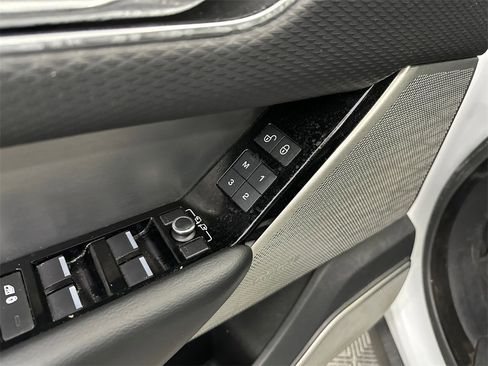 Used 2018 Land Rover Range Rover Velar R-Dynamic SE image 12