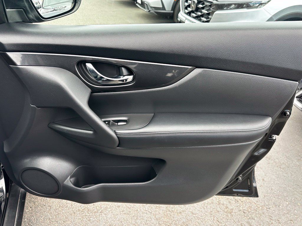 Used 2018 Nissan Rogue SV FWD image 16