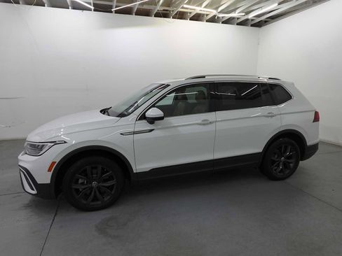 Used 2024 Volkswagen Tiguan SE w/ Panoramic Sunroof Package AWD/4WD image 8