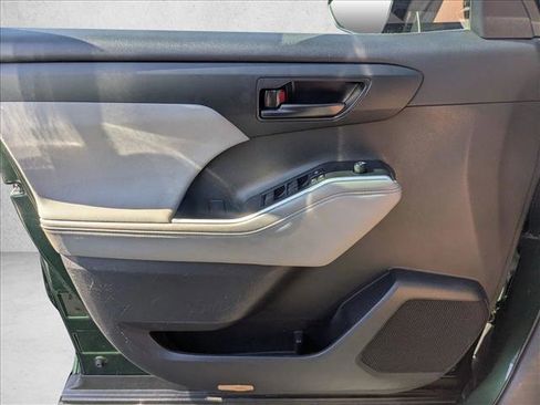 Used 2024 Toyota Highlander LE image 13