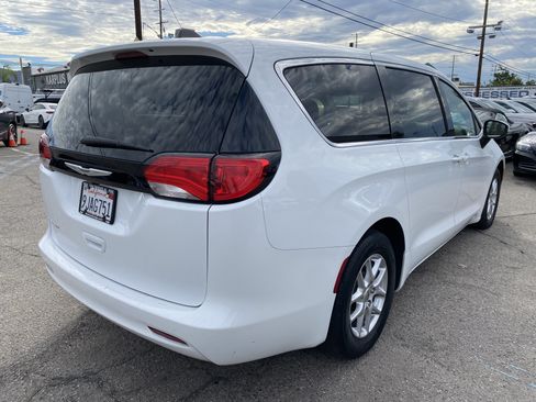 Used 2023 Chrysler Voyager LX FWD image 11