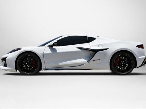 Used 2024 Chevrolet Corvette Z06 RWD image 9