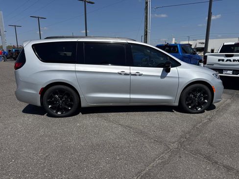 New 2026 Chrysler Pacifica Limited FWD image 6