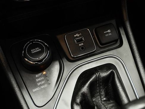 Used 2020 Jeep Cherokee Latitude Plus w/ Cold Weather Group image 28