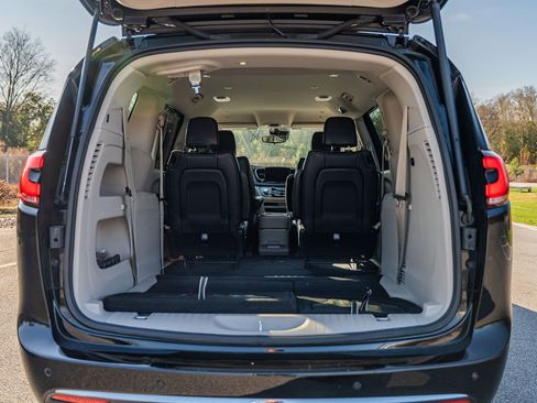 Used 2024 Chrysler Pacifica Touring-L image 21