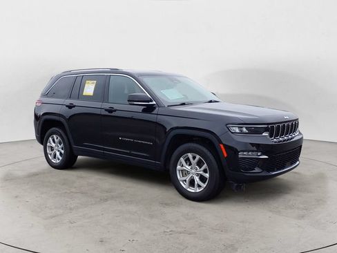 Used 2023 Jeep Grand Cherokee Limited w/ Luxury Tech Group II AWD/4WD image 3