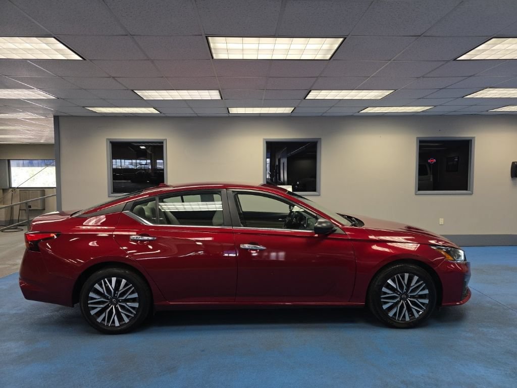 Used 2025 Nissan Altima 2.5 SV FWD image 2
