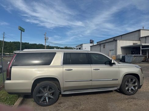 Used 2015 Cadillac Escalade ESV Luxury RWD image 13