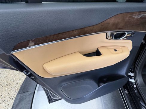 Used 2016 Volvo XC90 T6 Momentum w/ Momentum Plus Package image 22