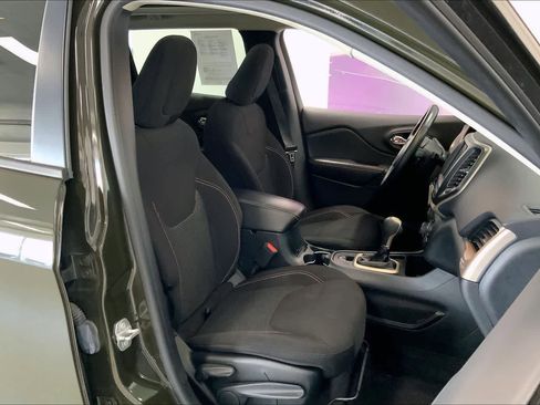 Used 2016 Jeep Cherokee 75th Anniversary FWD image 11