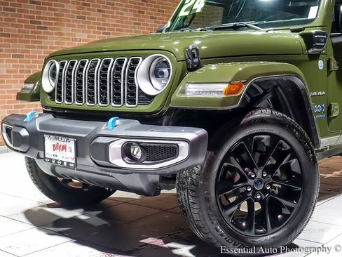 Used 2024 Jeep Wrangler Unlimited Sahara w/ Technology Group image 4