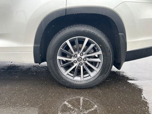 Used 2018 Toyota Highlander XLE image 12