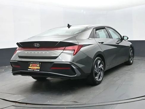 Used 2025 Hyundai Elantra Limited image 8