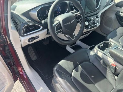 Used 2023 Chrysler Pacifica Touring-L FWD image 27