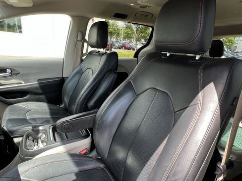 Used 2020 Chrysler Pacifica Touring-L w/ Advanced Safetytec Group FWD image 16