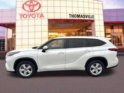 Used 2023 Toyota Highlander LE image 8