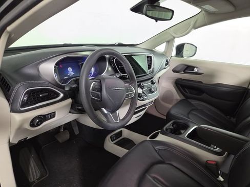 Used 2023 Chrysler Pacifica Touring-L FWD image 15