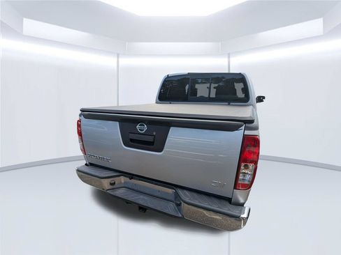 Used 2017 Nissan Frontier SV RWD image 2