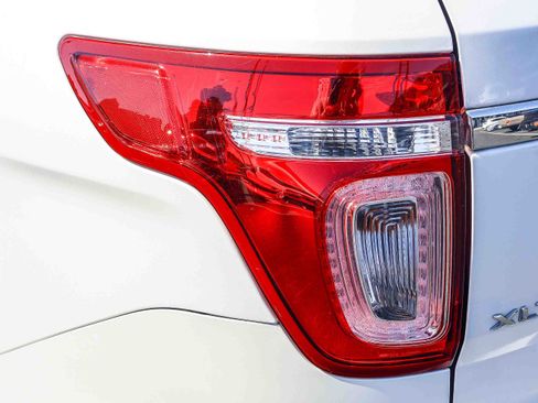 Used 2015 Ford Explorer XLT image 24