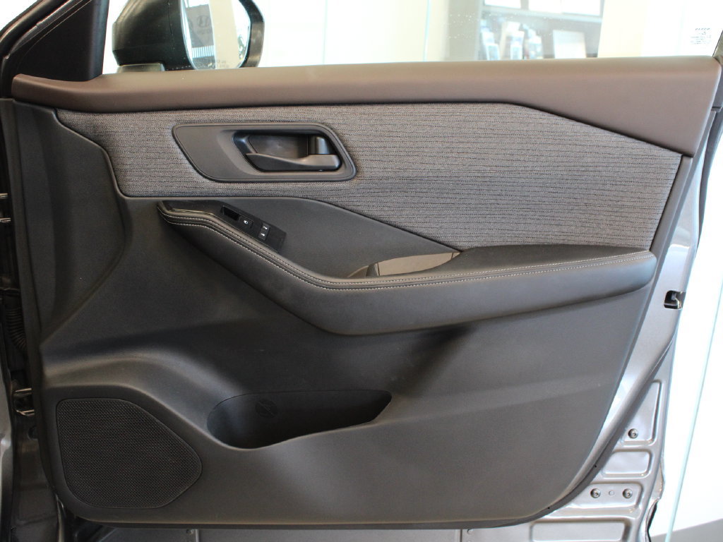 Used 2022 Nissan Rogue S FWD image 16